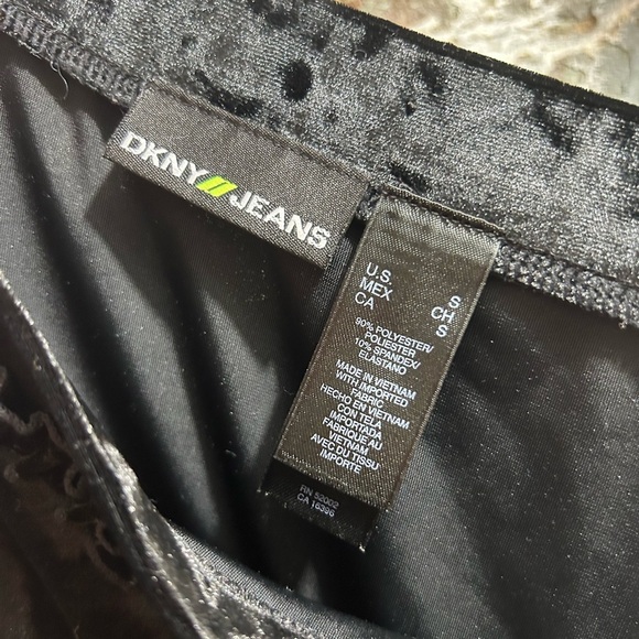 NEW DKNY Jeans black velvet ruffled skirt, size small. New with tag! - Picture 7 of 8